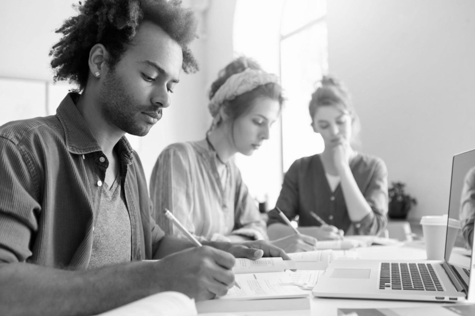 Emprendedores trabajando con datos financieros reales