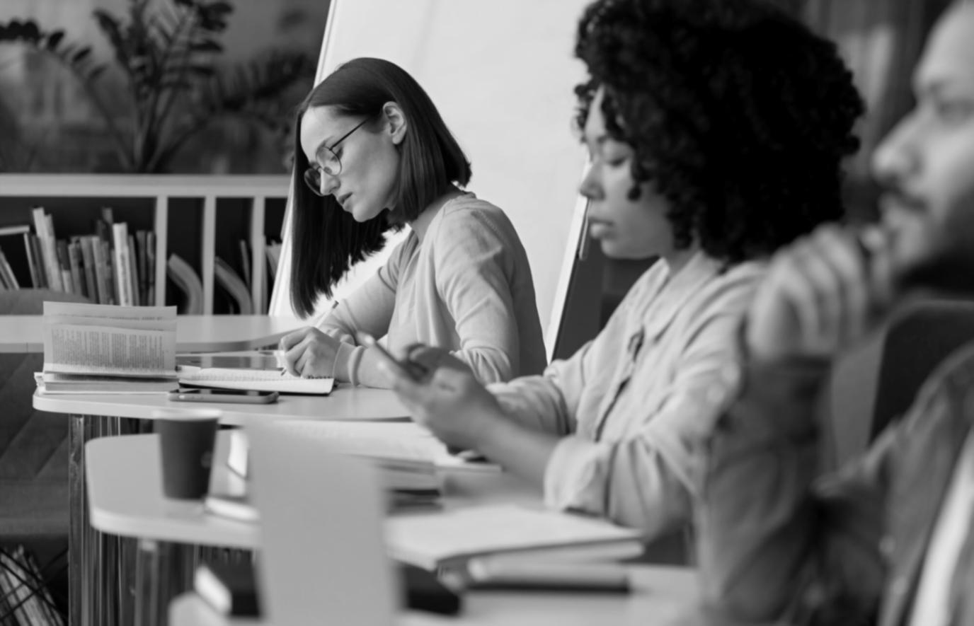 Empresarios analizando estrategias de negocio con gráficos y datos