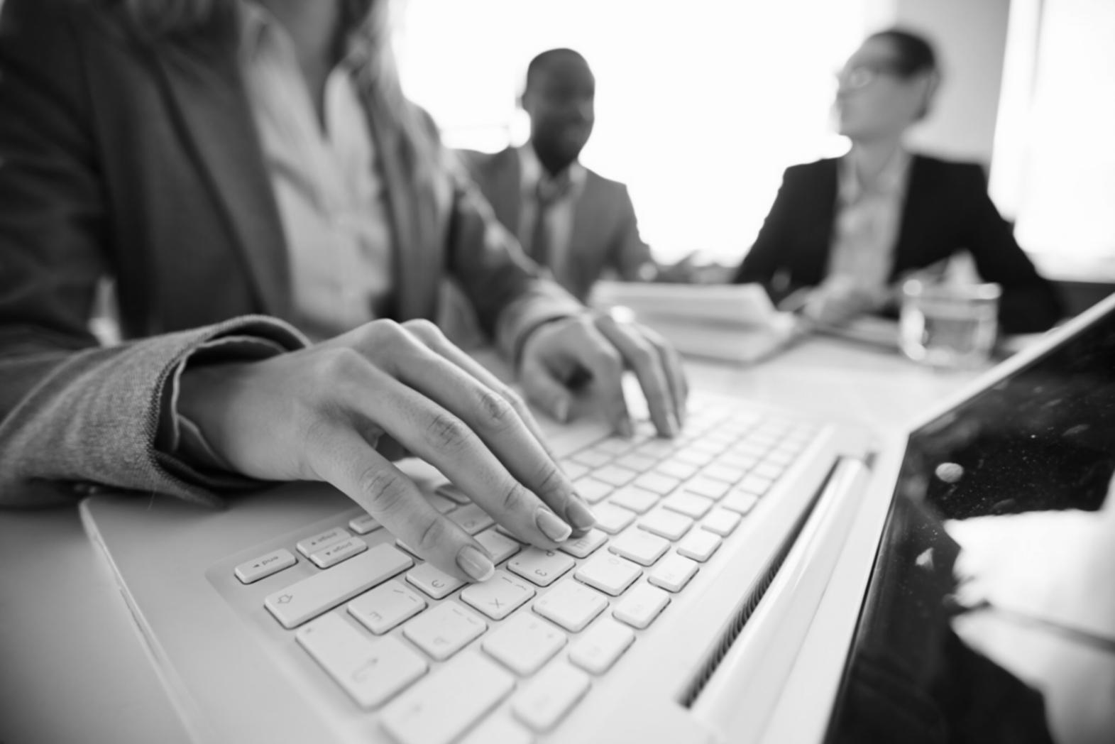 Espacio de trabajo moderno con tecnología y herramientas digitales