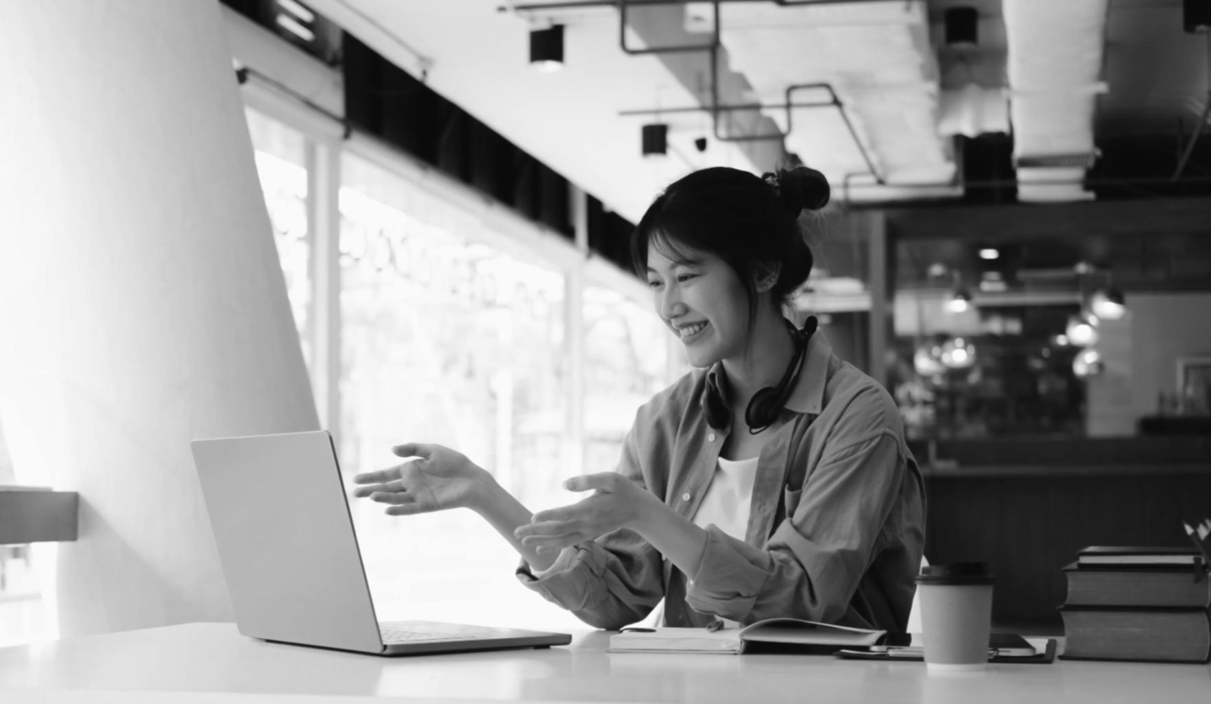 Profesional trabajando con datos y análisis empresariales